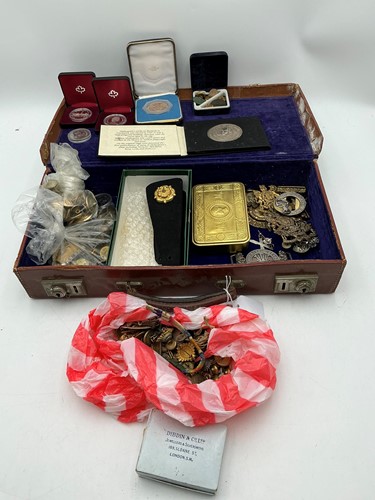 Lot 158 - A small case contains military badges for 17th...