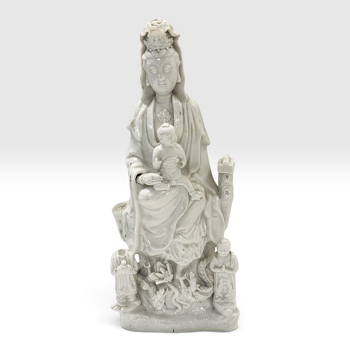 Lot 6 - A Chinese Dehua figure of Guanyin and attendants, Qing Dynasty, Kangxi Emperor (1662-1722)