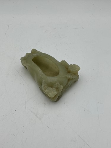 Lot 112 - A Chinese jade water pot, late Qing Dynasty,...