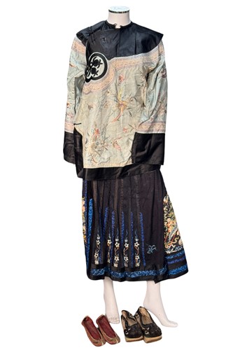 Lot 50 - A Chinese lady's embroidered silk robe jacket, late Qing Dynasty or early Republic Period