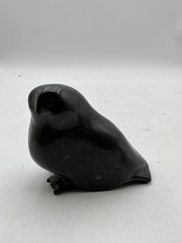 Lot 43 - A hardstone owl with stylised feathers,...