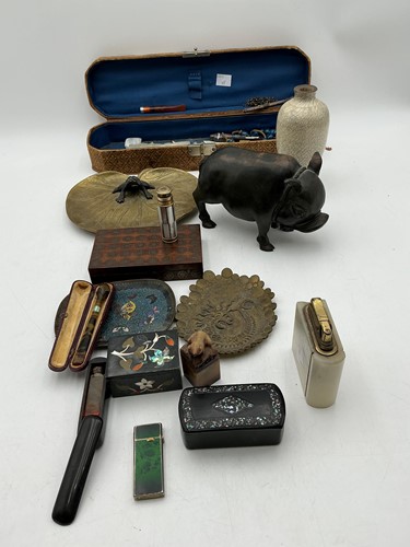 Lot 105 - Assorted collectable items to include bronze...