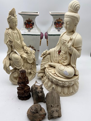 Lot 32 - A collection of decorative items including a...