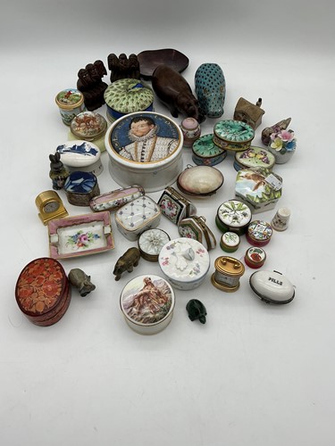 Lot 72 - A collection of porcelain and other boxes,...