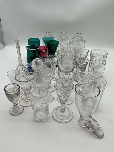 Lot 64 - A mixed collection of glassware to include...