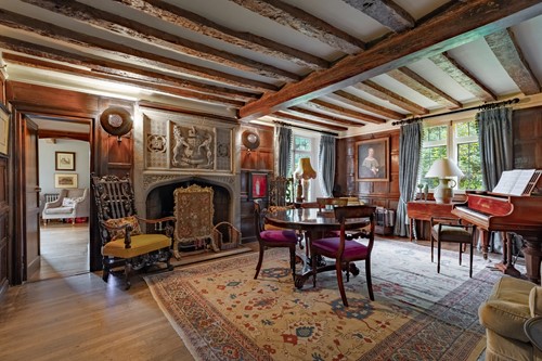 Lot Piano Room